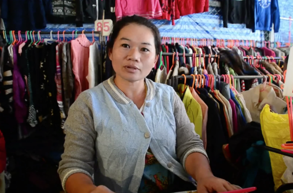 ประชาชนเมืองอุบลฯ แห่ซื้อเสื้อกันหนาวมือสองราคาถูก คาดปีนี้หนาวแรงกว่าทุกปี