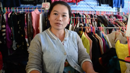ประชาชนเมืองอุบลฯ แห่ซื้อเสื้อกันหนาวมือสองราคาถูก คาดปีนี้หนาวแรงกว่าทุกปี