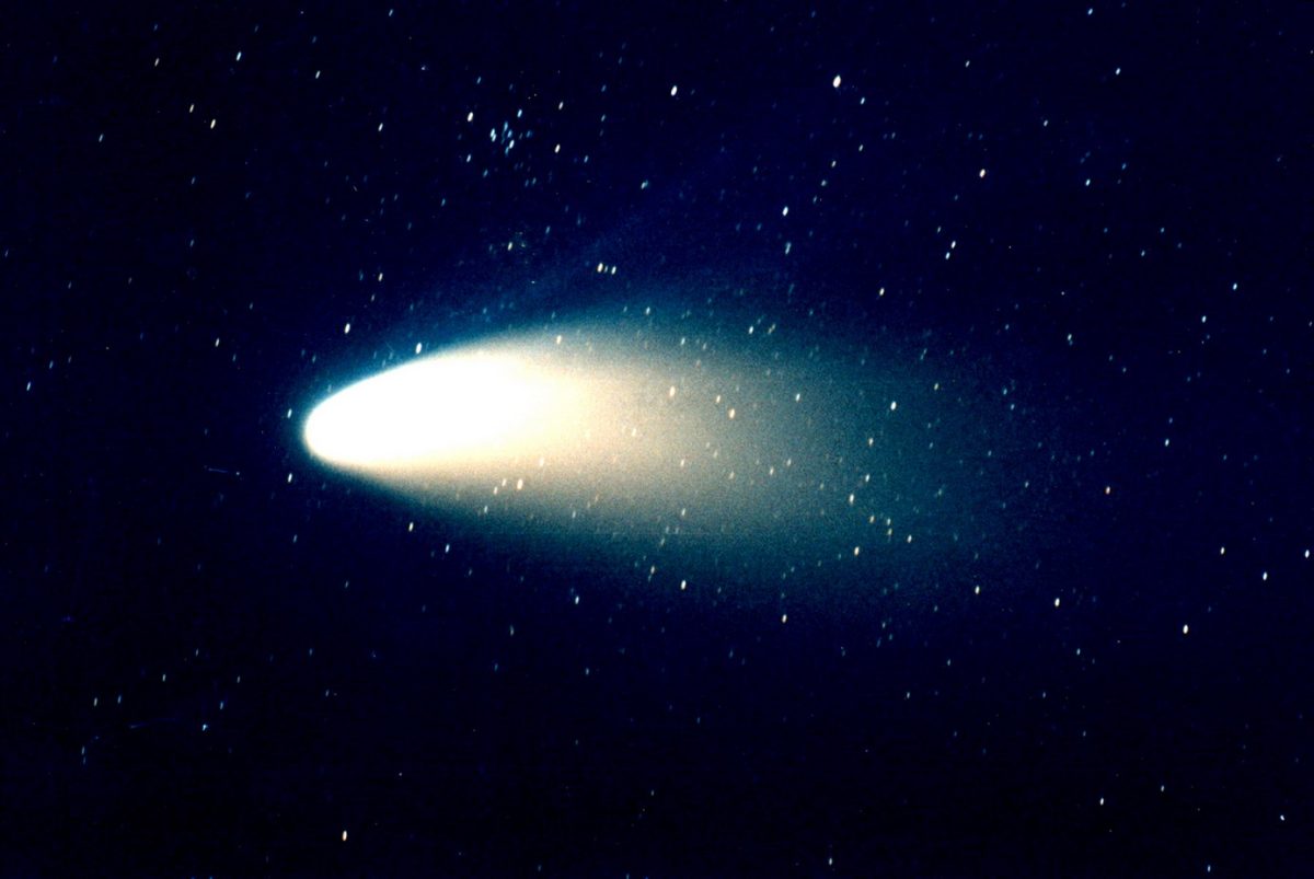 ผลงานภาพถ่าย ดาวหางเฮล-บอปป์ แสดงส่วนหางฝุ่นและหางก๊าซ 6 เม.ย.40 เวลา 19.30 น.